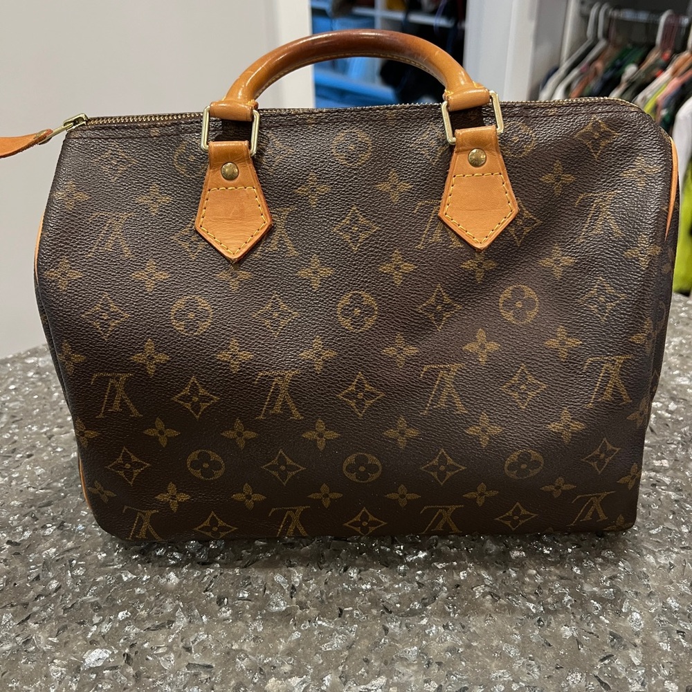 100% Authentic Louis Vuitton Speedy 30 in excellent condition.